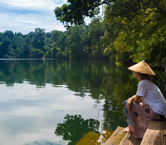 Femme au bord de la rivière à Banlung dans la province de Rotanah Kiri, Cambodge