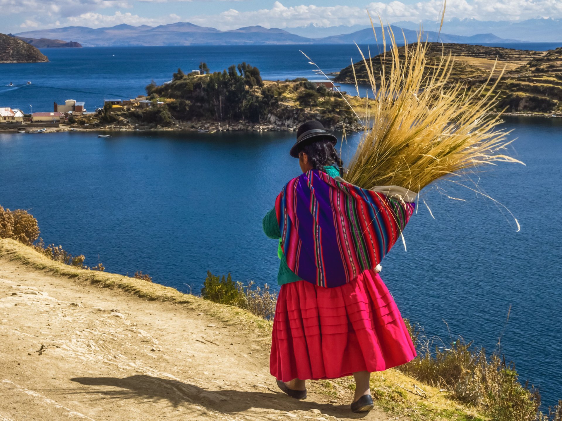 Femme bolivienne devant le lac Titicaca en Bolivie