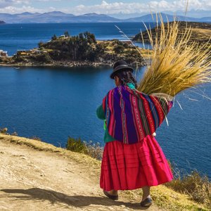 Femme bolivienne devant le lac Titicaca en Bolivie