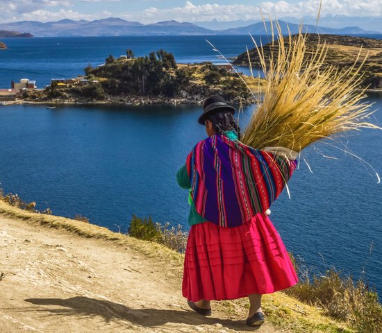 Femme bolivienne devant le lac Titicaca en Bolivie