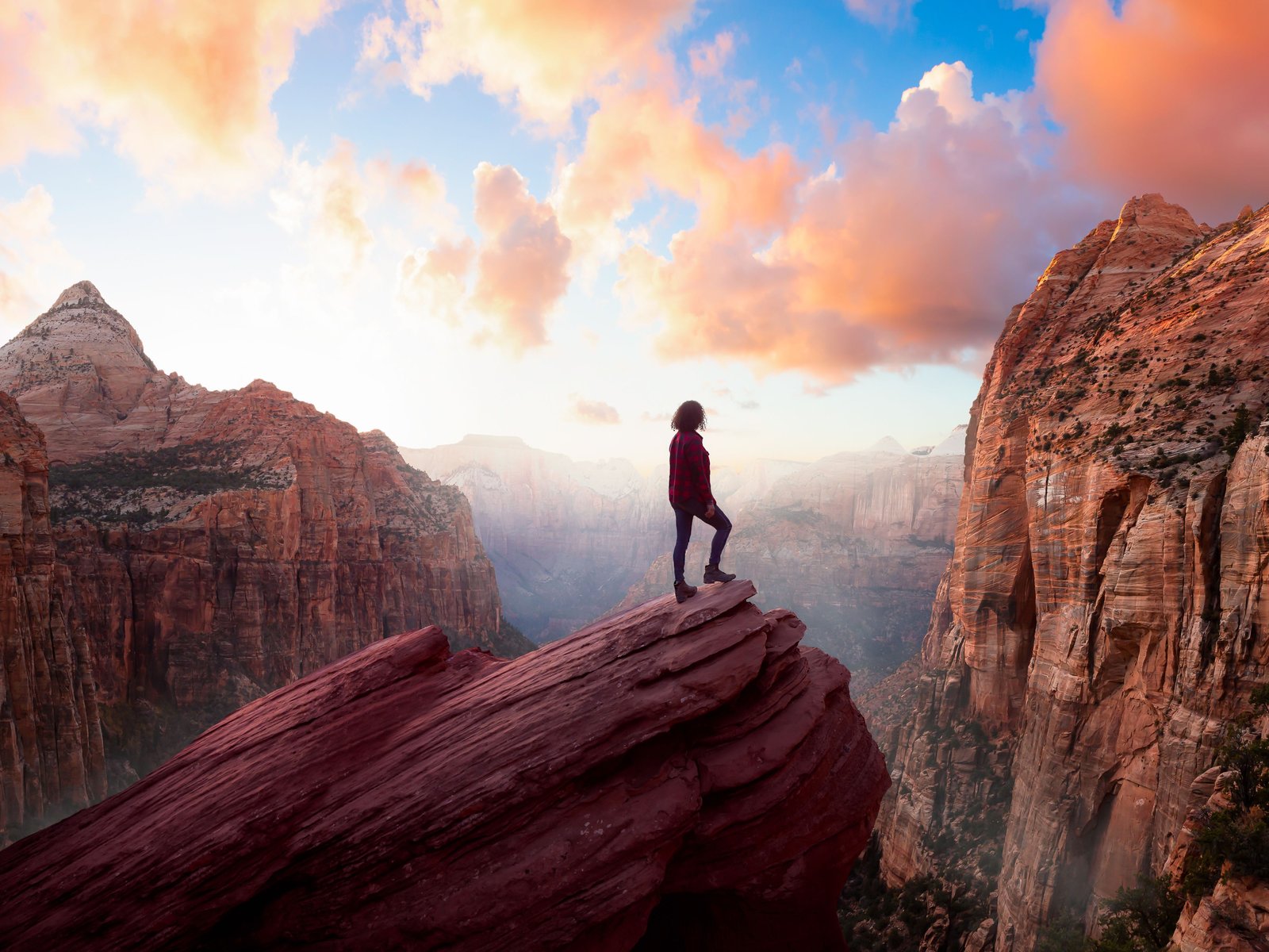 Femme debout sur un rocher dans le Parc national de Zion, Utah, États Unis