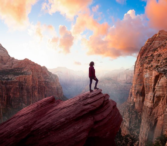 Femme debout sur un rocher dans le Parc national de Zion, Utah, États Unis