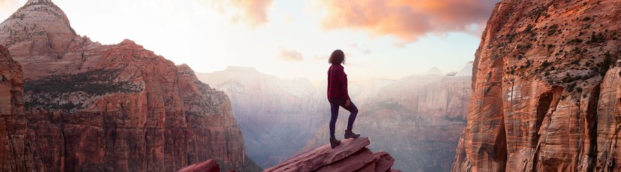 Femme debout sur un rocher dans le Parc national de Zion, Utah, États Unis