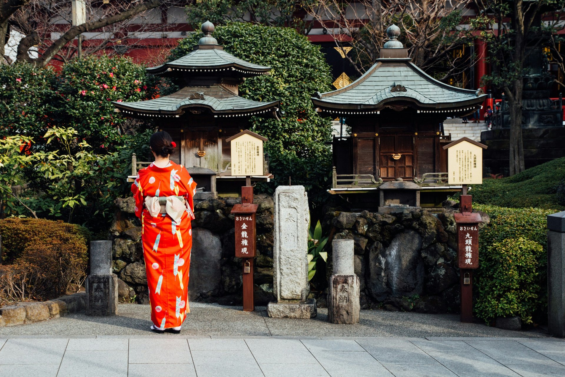 Femme en kimono  rouge de dos à Tokyo, japon