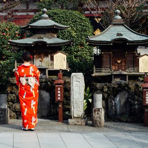 Femme en kimono  rouge de dos à Tokyo, japon