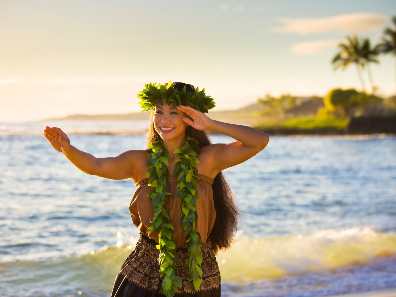 Femme hawaienne dansant la hula sur les plages d'Hawai