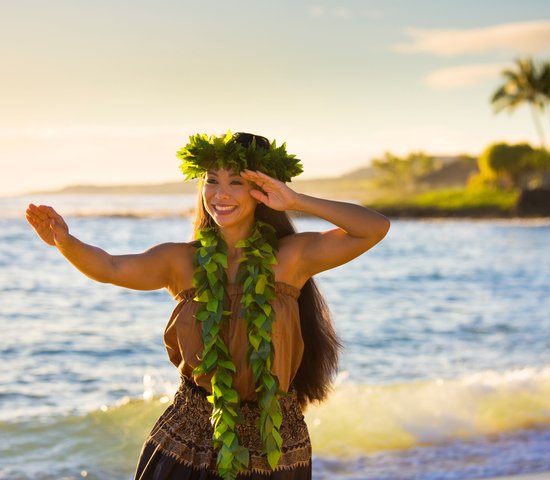 Femme hawaienne dansant la hula sur les plages d'Hawai