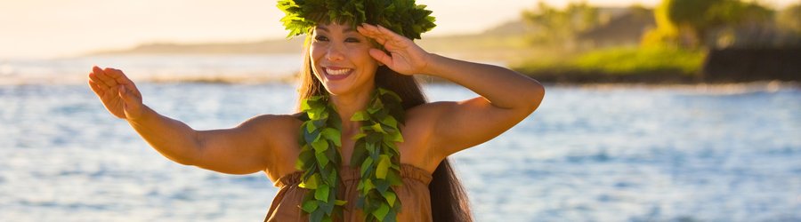 Femme hawaienne dansant la hula sur les plages d'Hawai