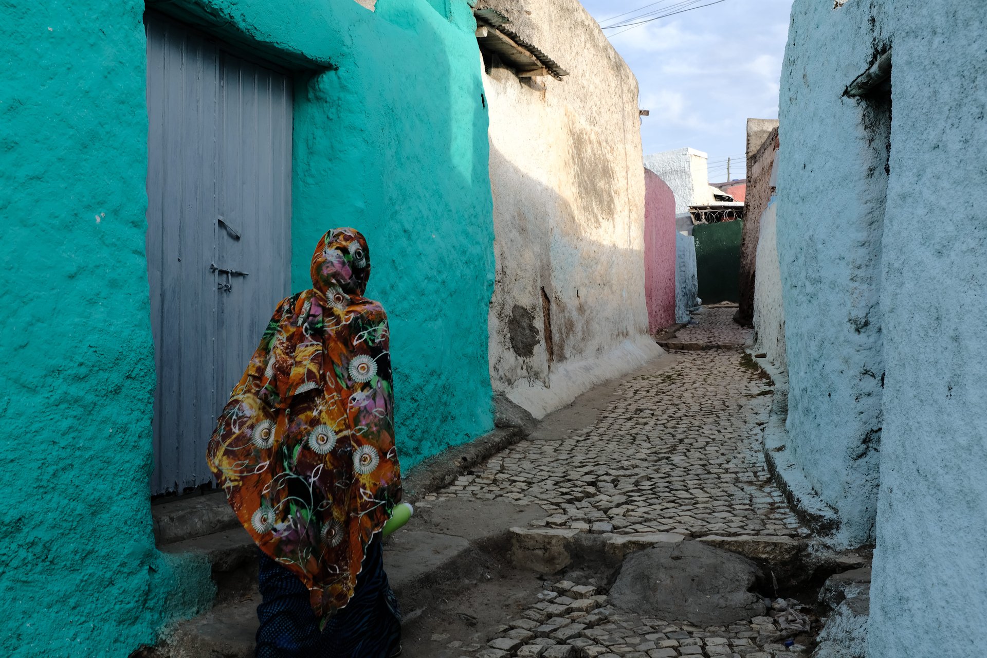 Femme marchant dans les rues colorés de Harar, Ethiopie