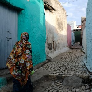 Femme marchant dans les rues colorés de Harar, Ethiopie