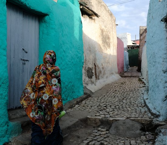 Femme marchant dans les rues colorés de Harar, Ethiopie