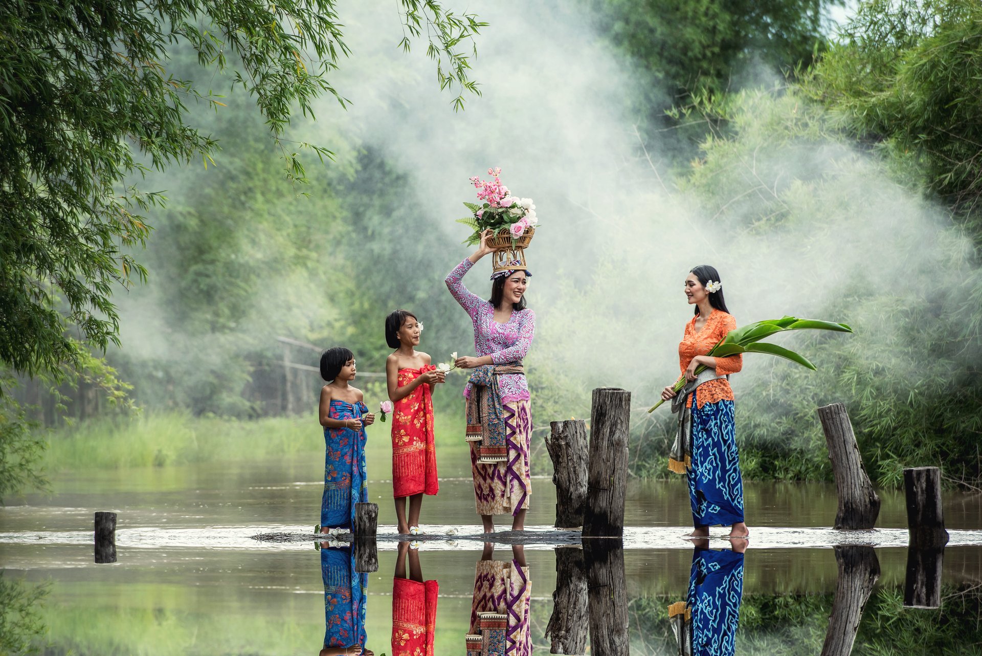 Femmes balinaises en costumes traditionnels, culture de l'île de Bali et d'Indonésie