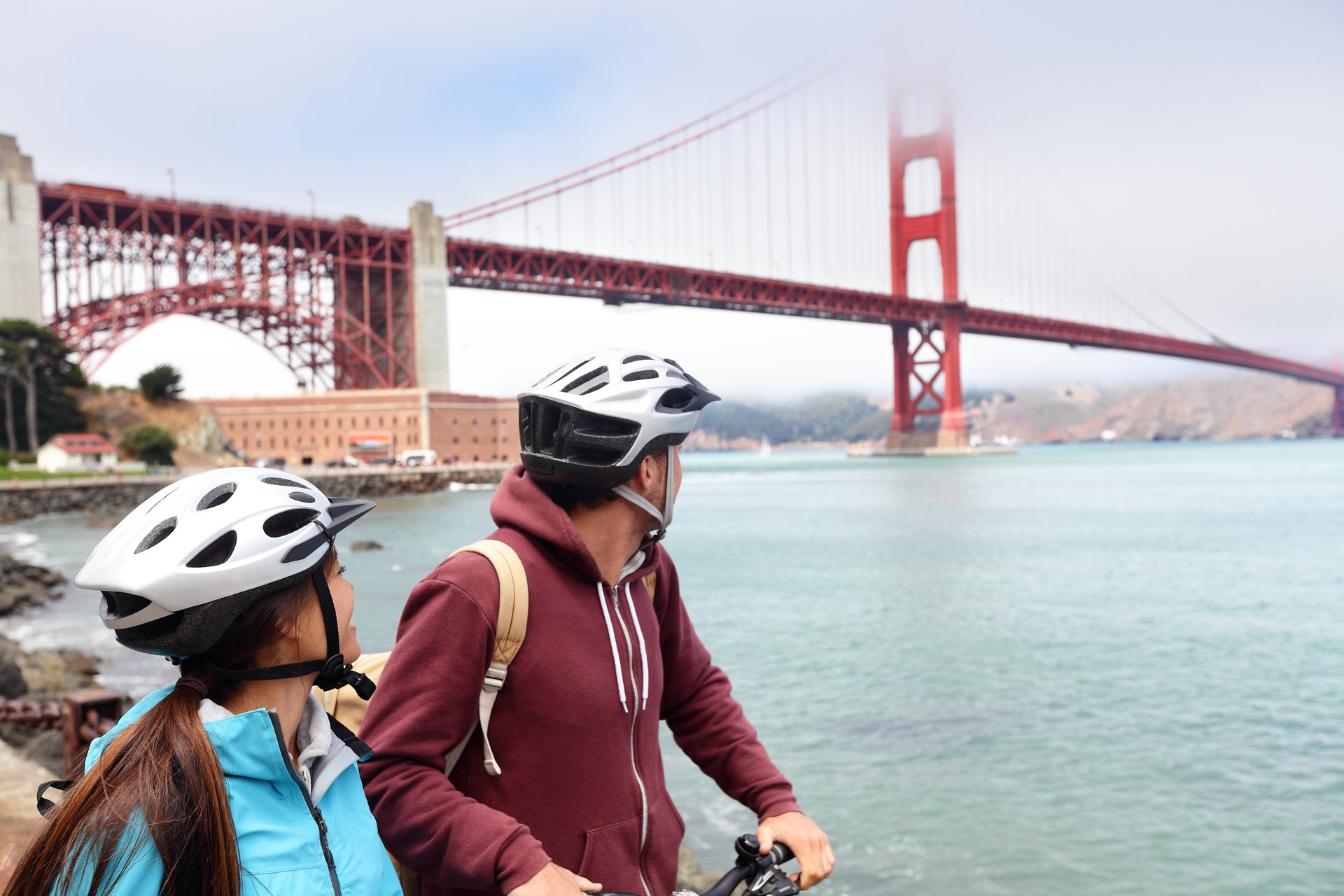 Golden gate bridge   couple de cyclistes à San Francisco, États Unis