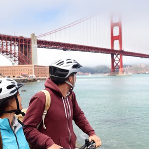 Golden gate bridge   couple de cyclistes à San Francisco, États Unis