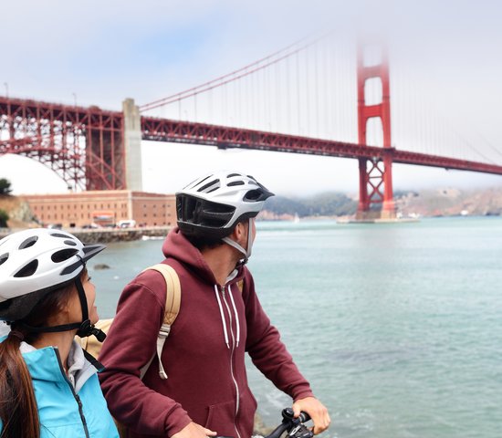 Golden gate bridge   couple de cyclistes à San Francisco, États Unis