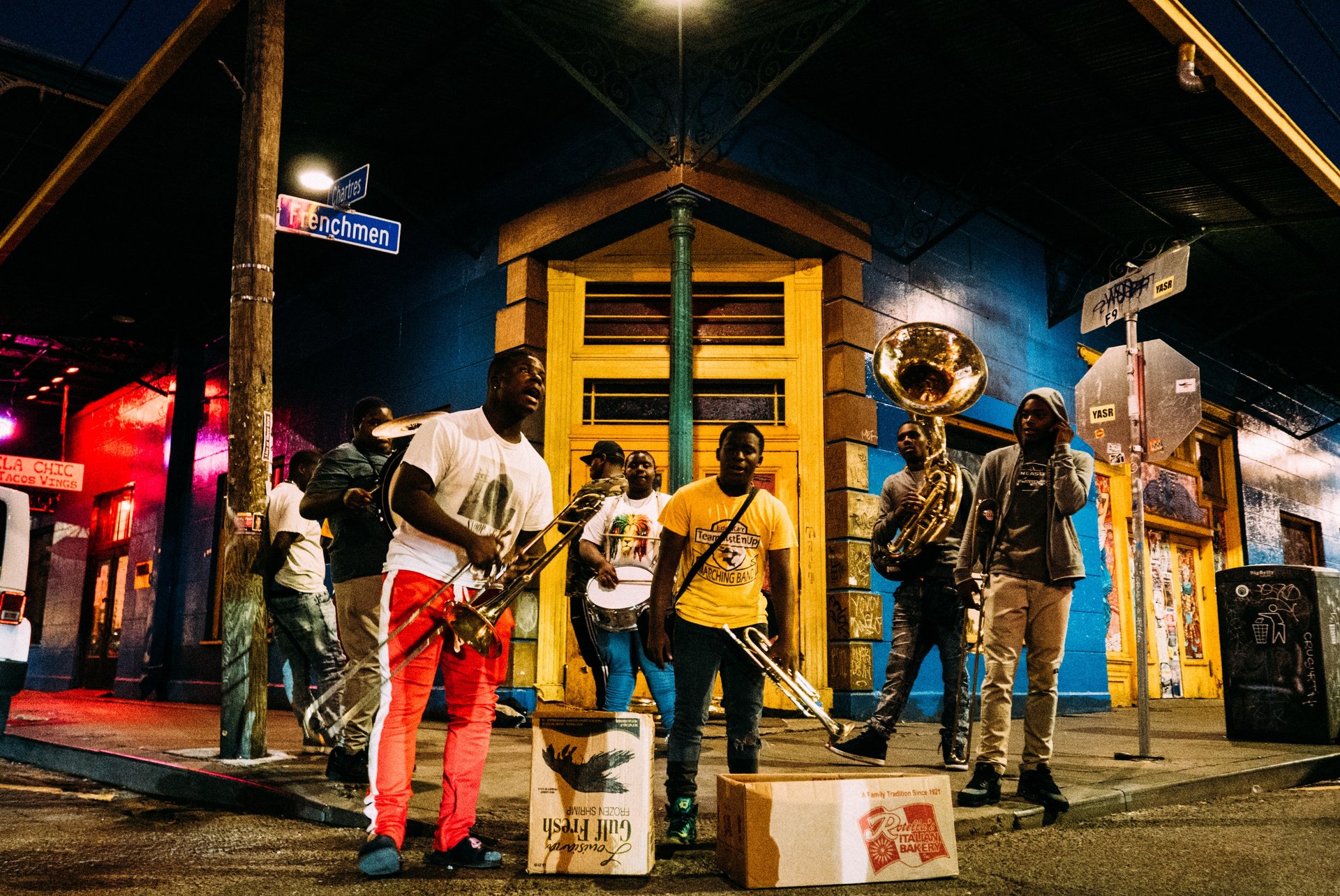 Groupe jouant de la musique dans Frenchmen Street, Nouvelle Orleans, Etats Unis