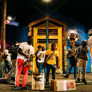 Groupe jouant de la musique dans Frenchmen Street, Nouvelle Orleans, Etats Unis