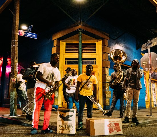 Groupe jouant de la musique dans Frenchmen Street, Nouvelle Orleans, Etats Unis