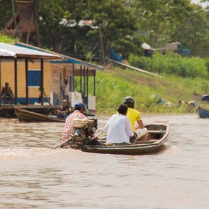 Habitants de la ville de Leticia en Colombie traversant le rivière d'Amazonie sur un bateau