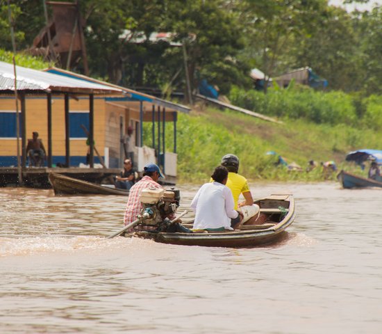 Habitants de la ville de Leticia en Colombie traversant le rivière d'Amazonie sur un bateau