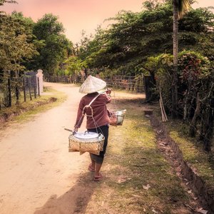 Homme qui transporte la nourriture à Don Daeng, Laos