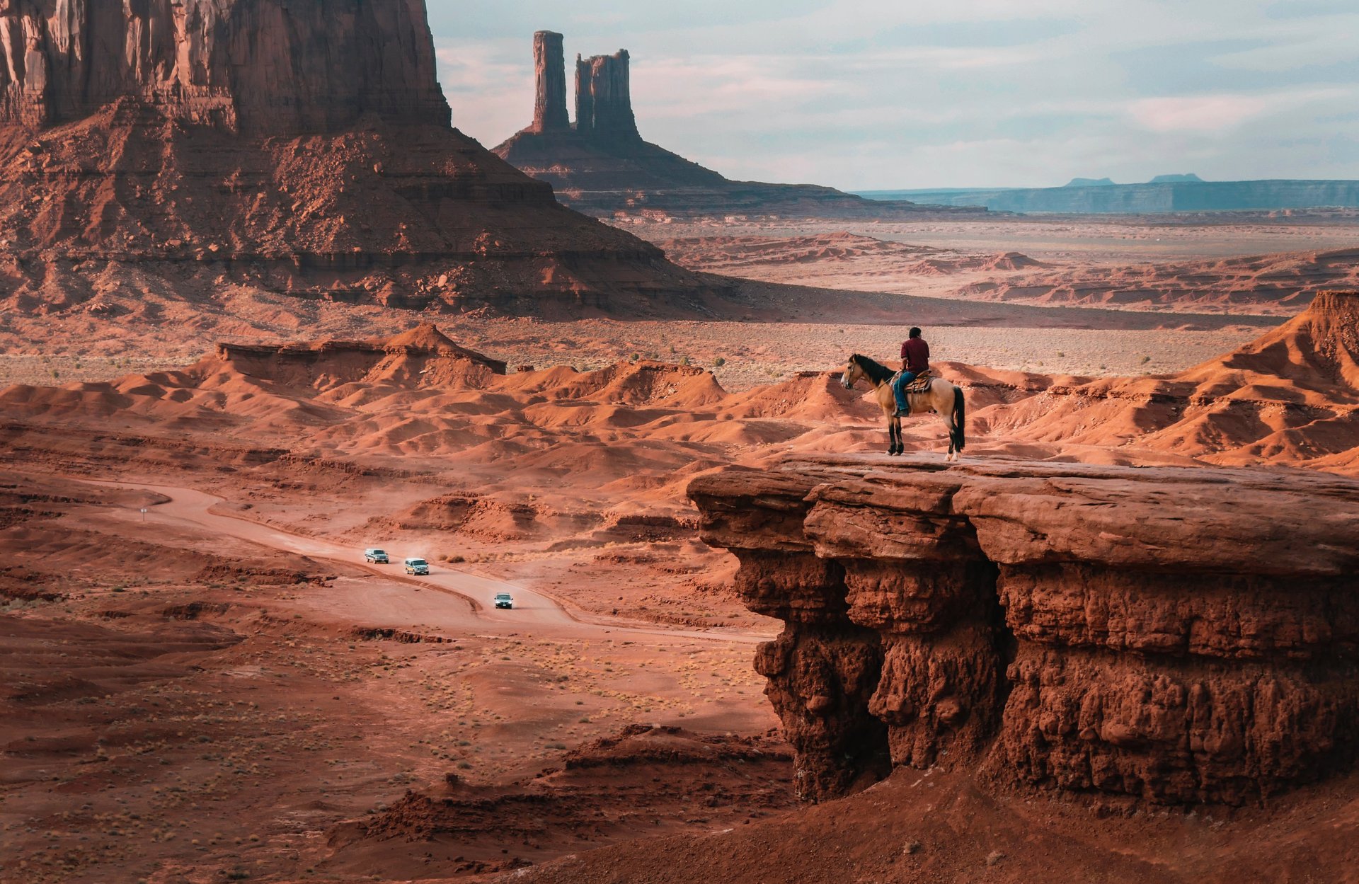 Homme sur un cheval devant Monument Valley, Etats Unis