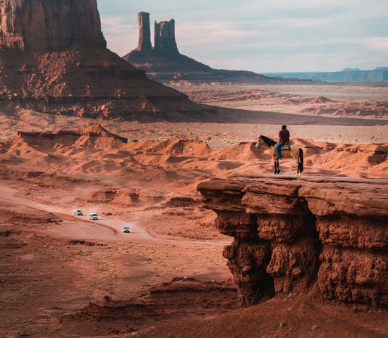 Homme sur un cheval devant Monument Valley, Etats Unis