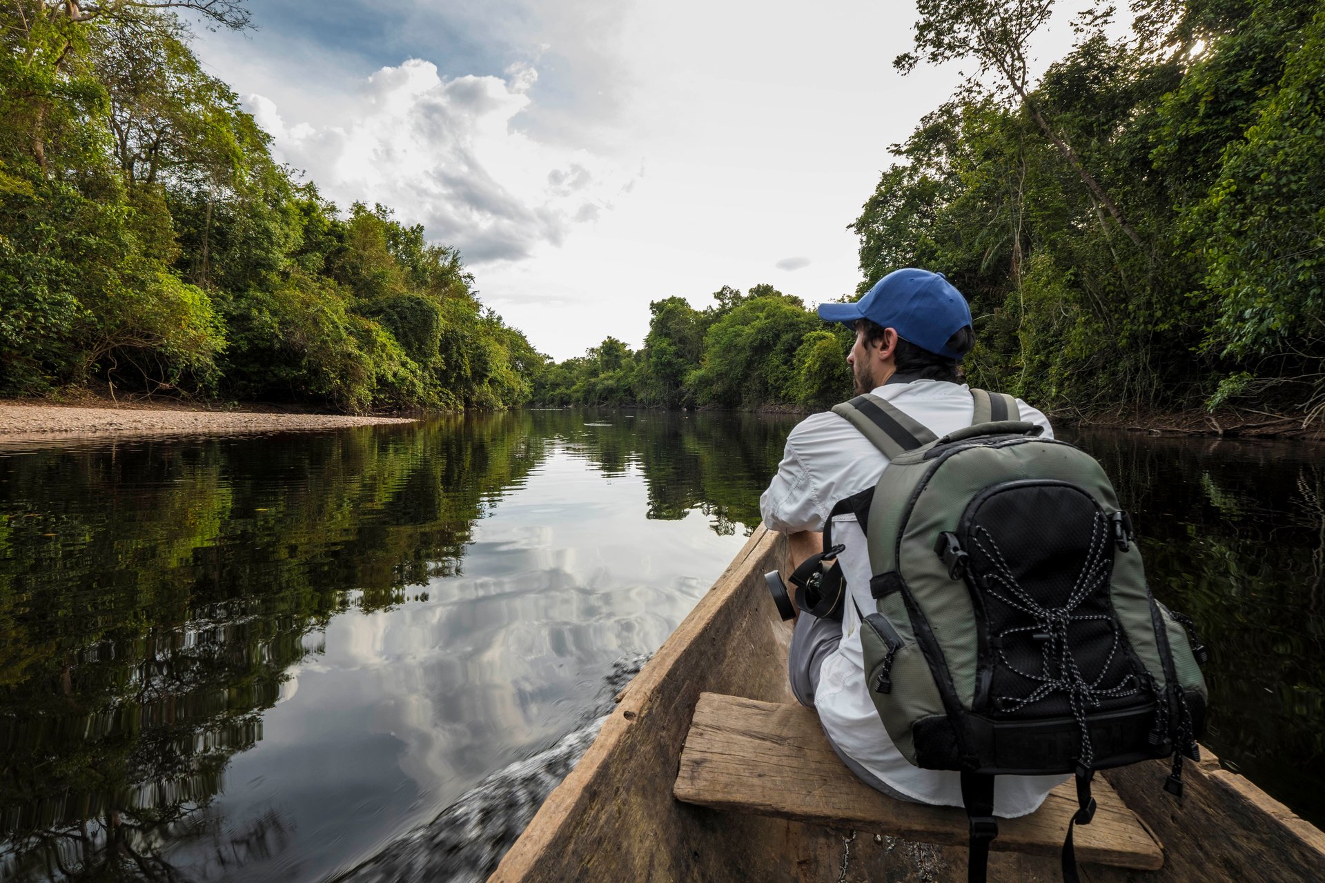 Jeune Homme à bord d'un canoë à Yutajé, Venezuela