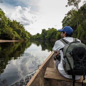 Jeune Homme à bord d'un canoë à Yutajé, Venezuela