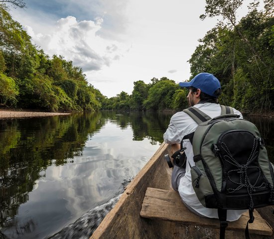 Jeune Homme à bord d'un canoë à Yutajé, Venezuela