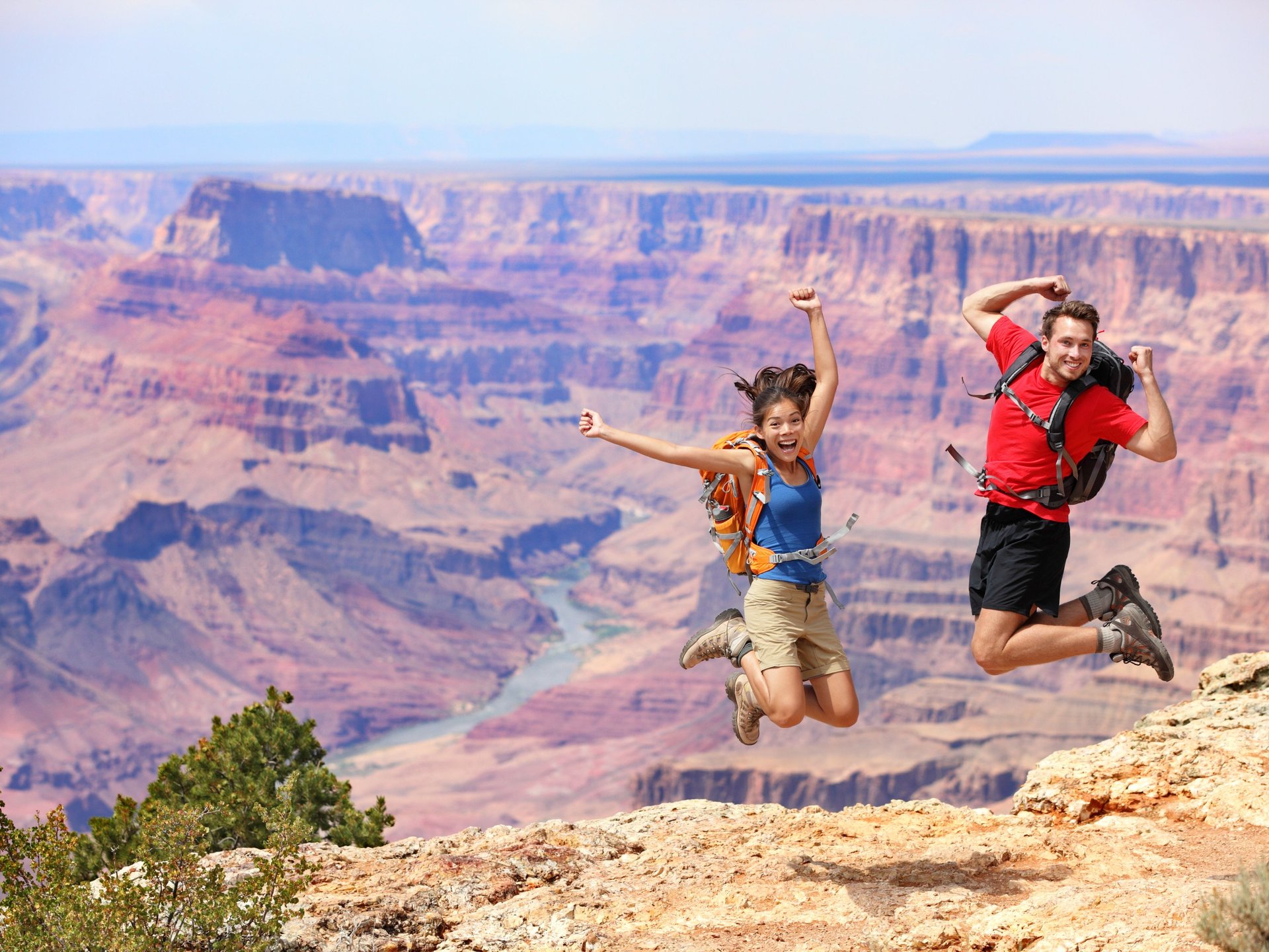 Jeune couple en randonnée dans le Grand Canyon, Etats Unis