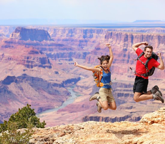 Jeune couple en randonnée dans le Grand Canyon, Etats Unis