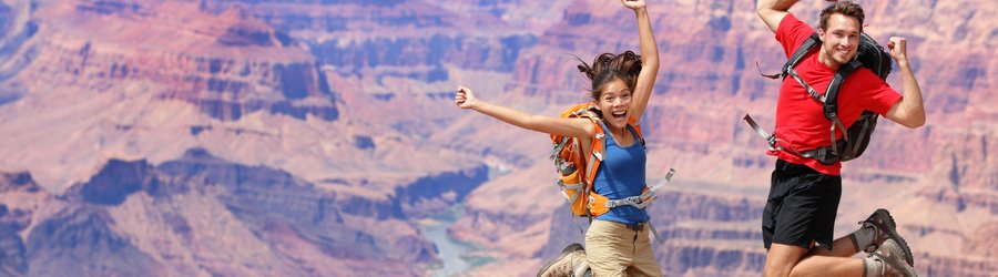 Jeune couple en randonnée dans le Grand Canyon, Etats Unis