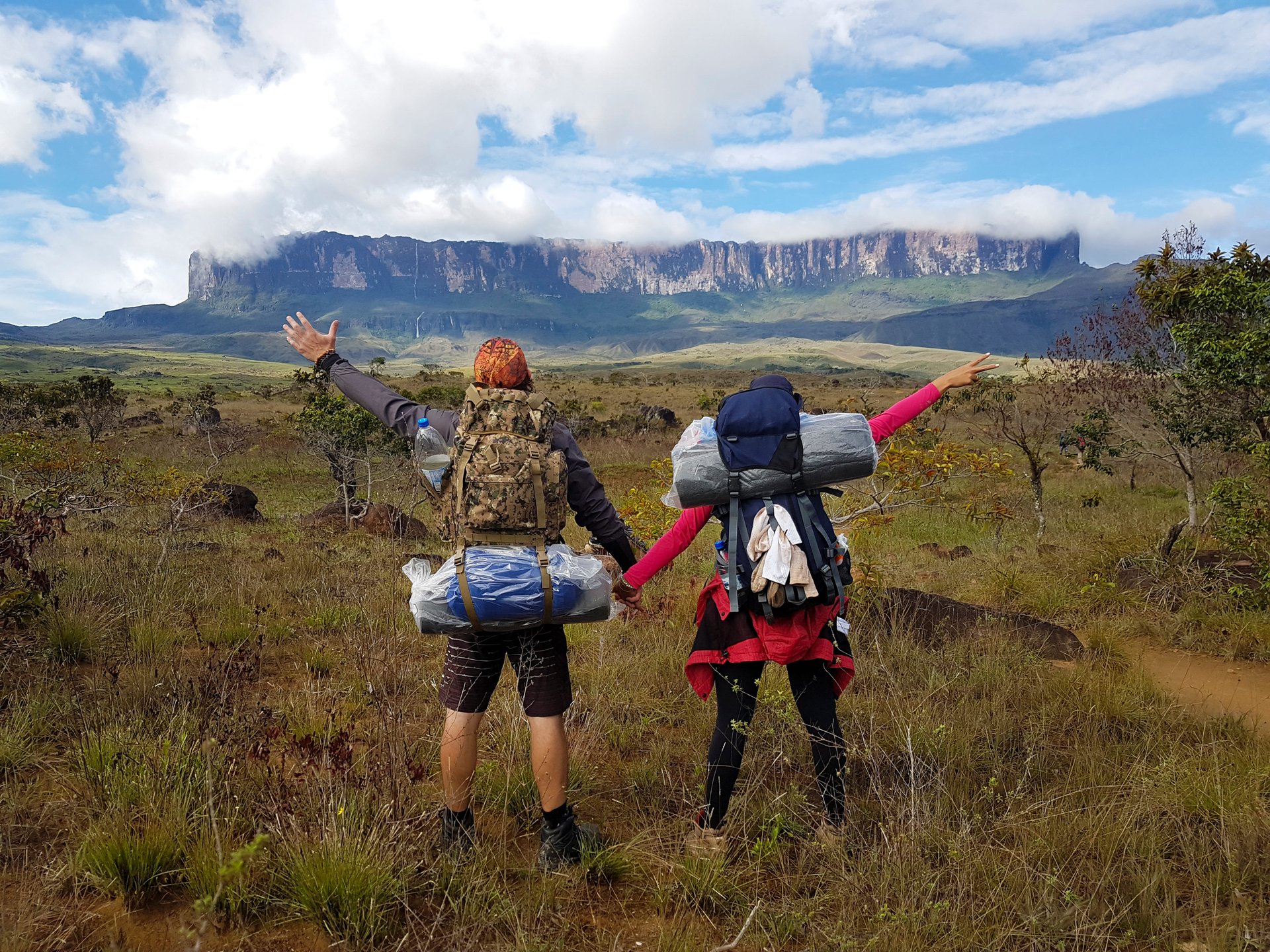 Jeune couple faisant la randonnée sur le sentier de Monte Roraima Venezuela