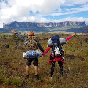 Jeune couple faisant la randonnée sur le sentier de Monte Roraima Venezuela