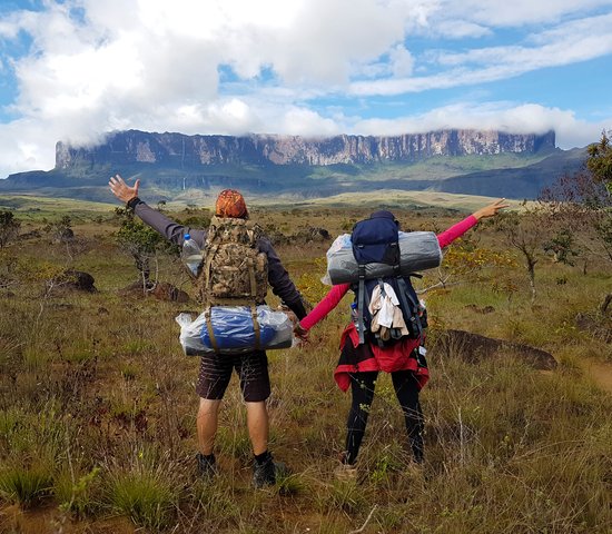 Jeune couple faisant la randonnée sur le sentier de Monte Roraima Venezuela