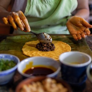 Mains d'une femme préparant des Hallaca Gastron,omie et cuisine Venezuela