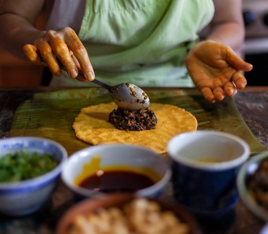 Mains d'une femme préparant des Hallaca Gastron,omie et cuisine Venezuela