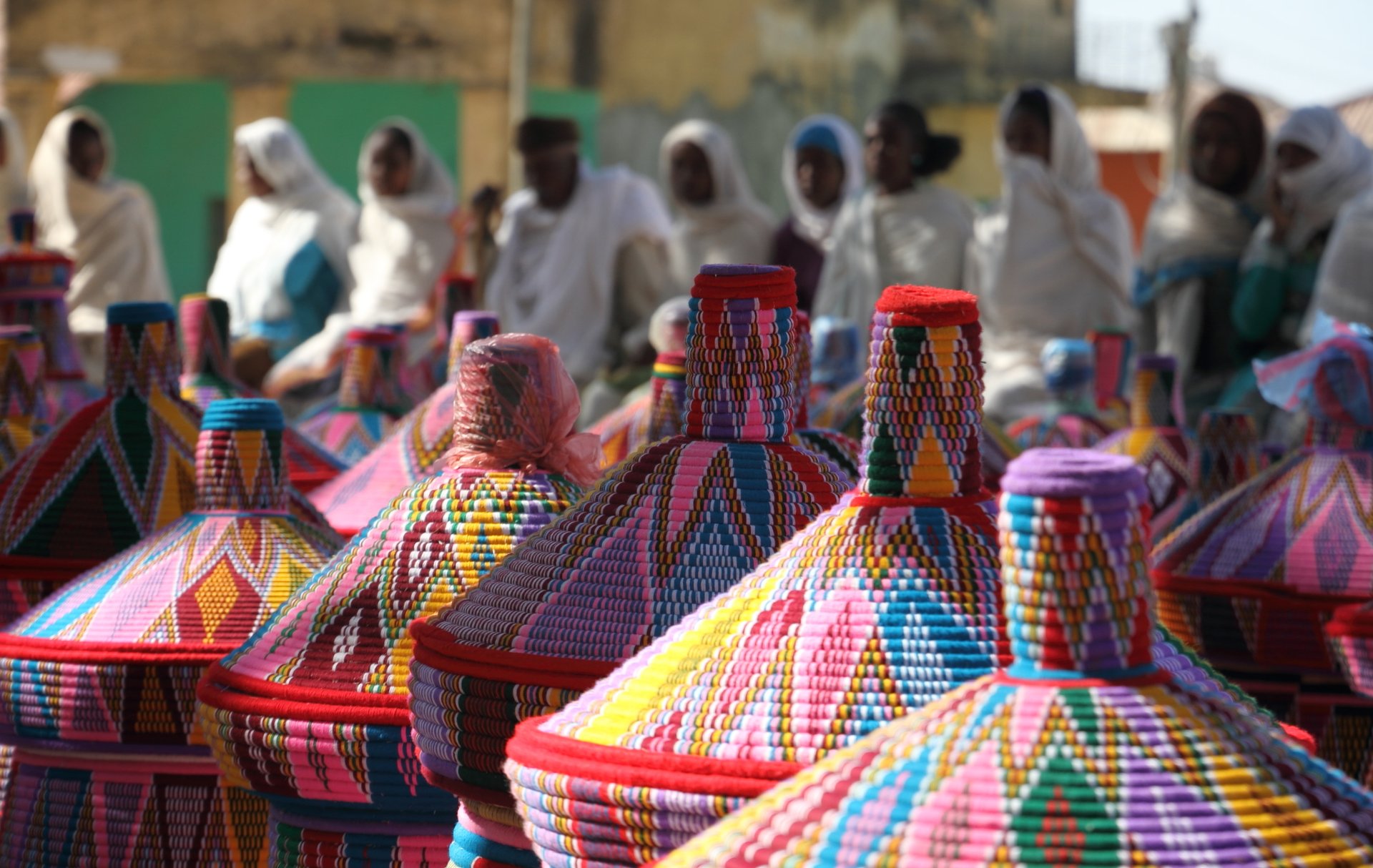 Marchés de paniers colorés et vendeurs   Axum, Ethiopie