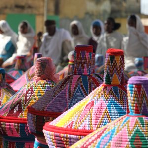 Marchés de paniers colorés et vendeurs   Axum, Ethiopie