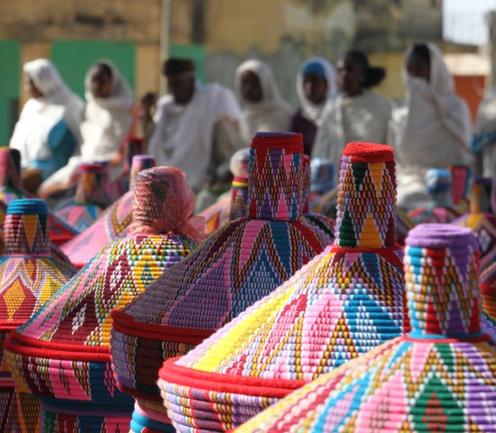Marchés de paniers colorés et vendeurs   Axum, Ethiopie
