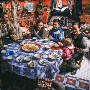 Nuit chez l'habitant  famille mange autour d'une tabel   Mongolie Shutterstocks