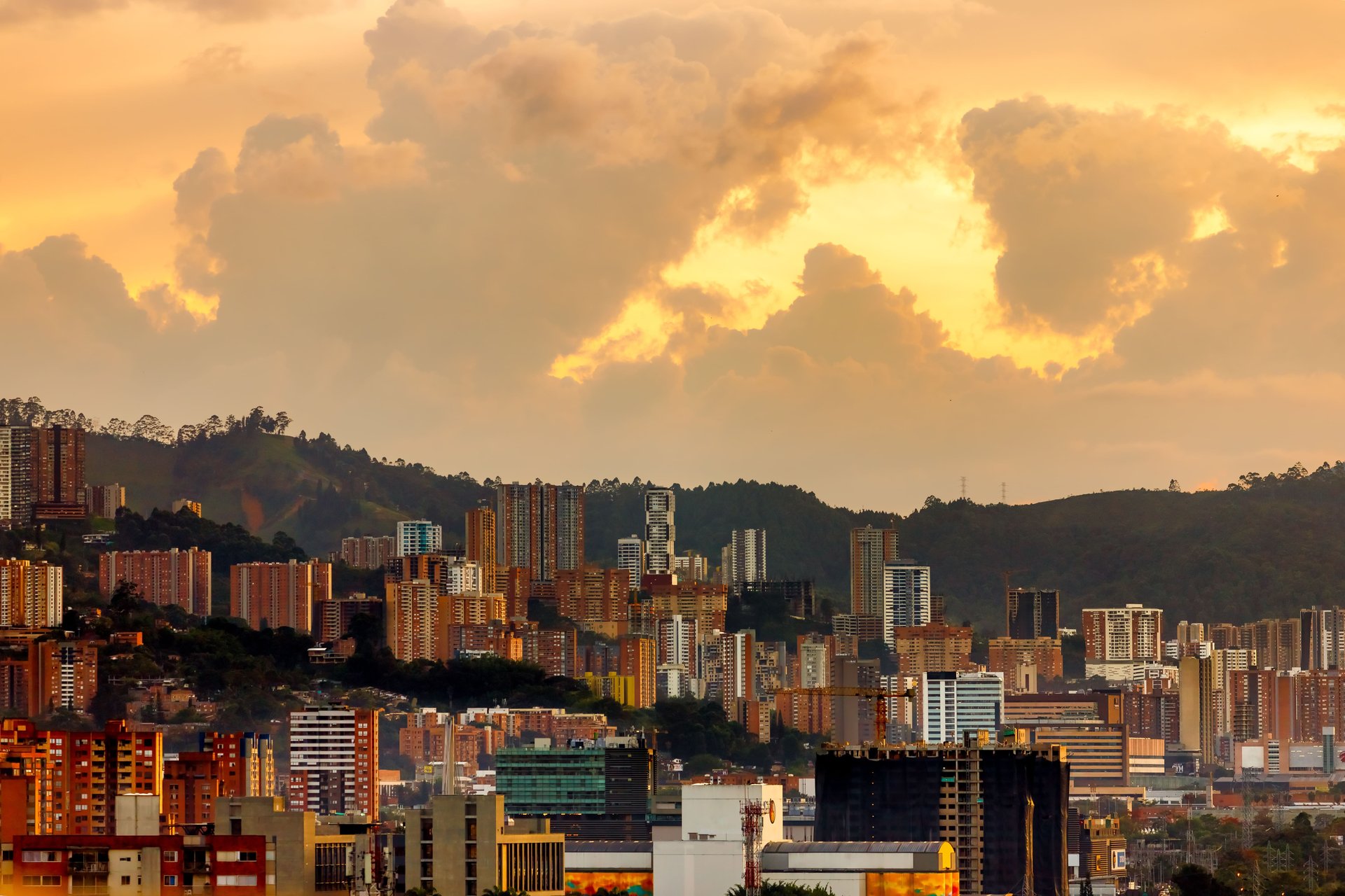 Panoramique d'immeubles sur une colline à Medellin, Colombie, au coucher du soleil