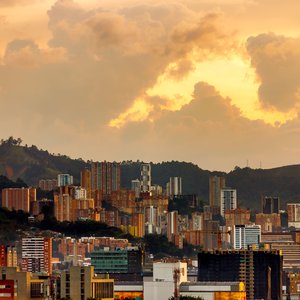 Panoramique d'immeubles sur une colline à Medellin, Colombie, au coucher du soleil