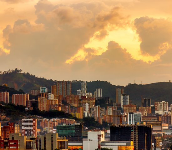 Panoramique d'immeubles sur une colline à Medellin, Colombie, au coucher du soleil