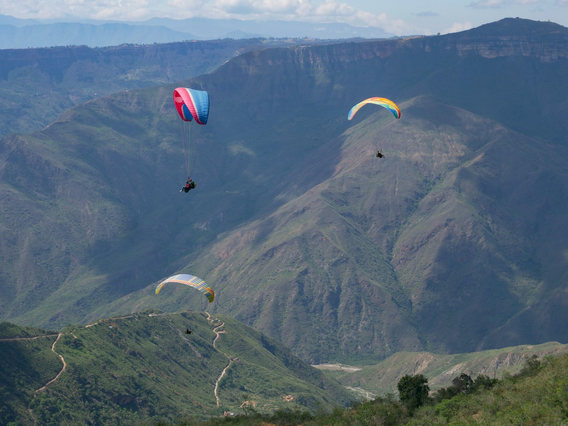 Parapente dans le canyon de Chicamocha, Colombie