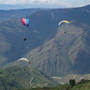 Parapente dans le canyon de Chicamocha, Colombie