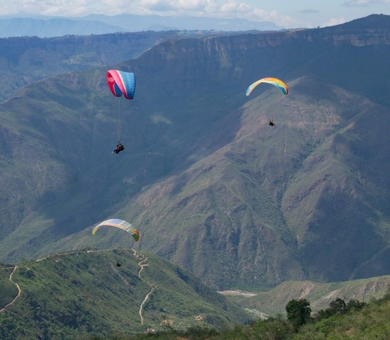 Parapente dans le canyon de Chicamocha, Colombie