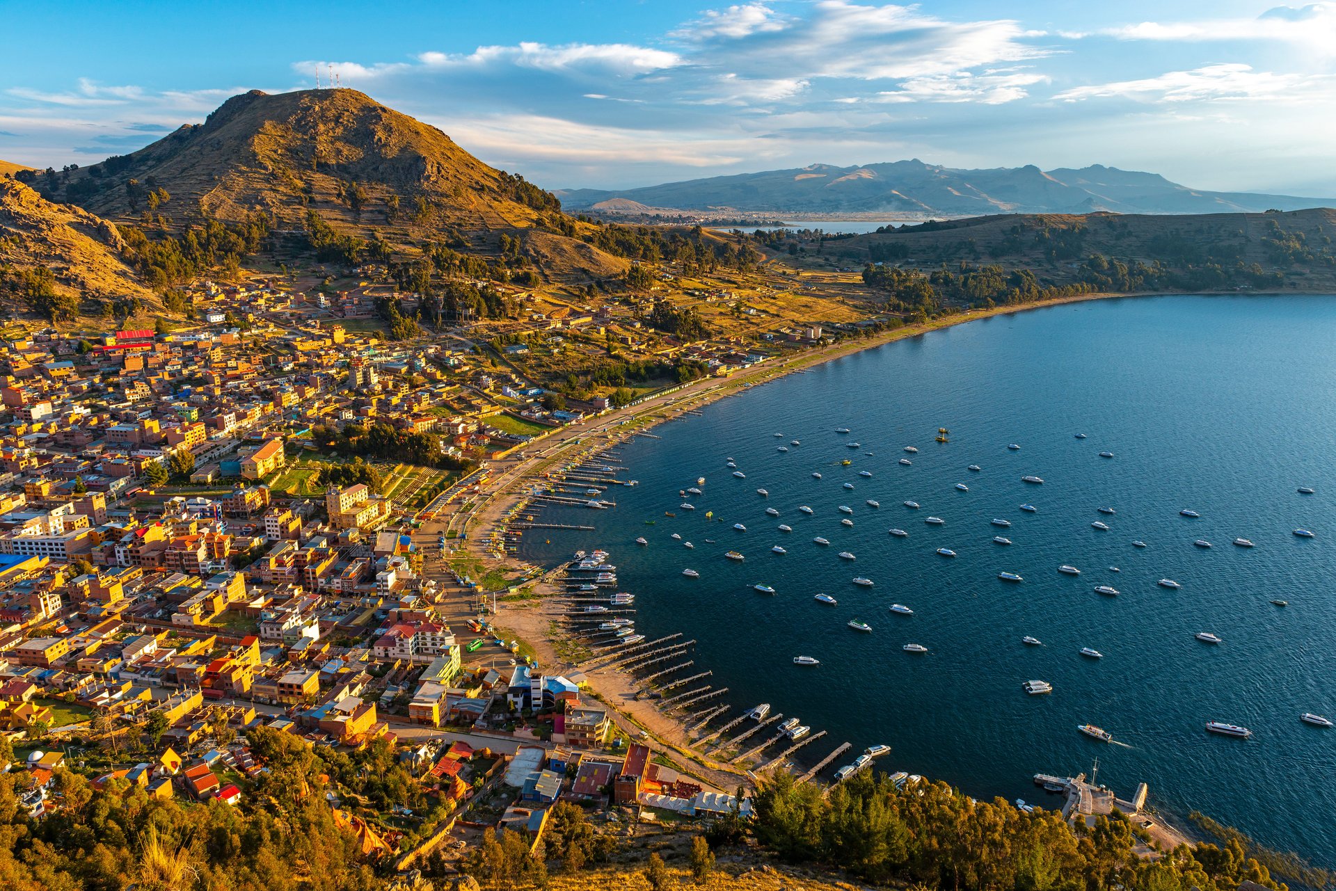 Paysage urbain de la ville de Copacabana et du lac Titicaca au coucher du soleil, en Bolivie