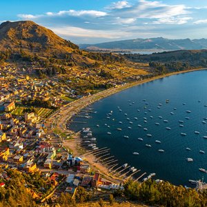 Paysage urbain de la ville de Copacabana et du lac Titicaca au coucher du soleil, en Bolivie